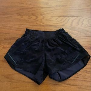 Lululemon Hotty Hot 4” low rise lined camo black size 4